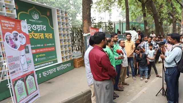 ছবি: সাওয়াবের &rsquo;ইফতারি ঘর&rsquo; থেকে প্রতিদিন বিতরণ করা হচ্ছে দুই শতাধিক ইফতার প্যাক