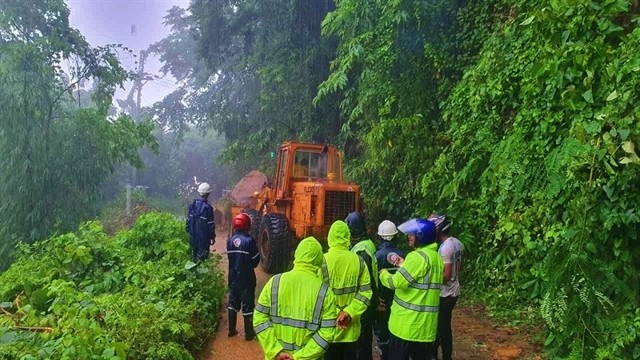 পাহাড়ধসে সাজেকে আটকা পড়েছে ৪০০ পর্যটক