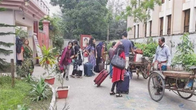 হল ছাড়ছেন কুয়েট শিক্ষার্থীরা