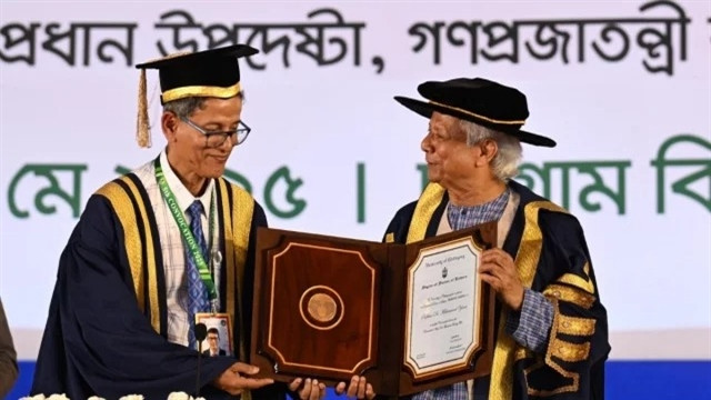 ড. ইউনূসকে ডি-লিট ডিগ্রি দিলো চট্টগ্রাম বিশ্ববিদ্যালয়