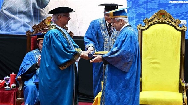 প্রধান উপদেষ্টাকে ডক্টরেট ডিগ্রি প্রদান মালয়েশিয়ার কেবাংসান ইউনিভার্সিটির