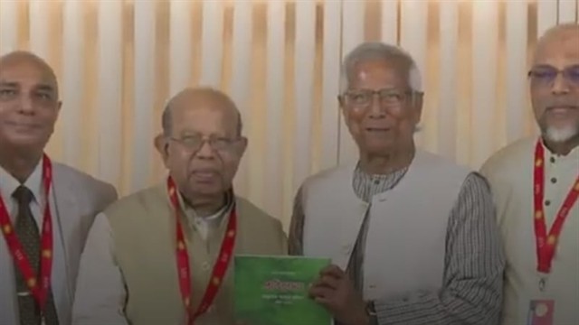 প্রধান উপদেষ্টার কাছে স্বাস্থ্য সংস্কার কমিশনের প্রতিবেদন জমা