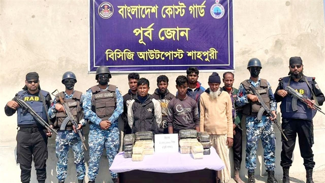 টেকনাফে দুই লাখ ইয়াবাসহ ৭ রোহিঙ্গাকে আটক করেছে কোস্টগার্ড ও র‍্যাব
