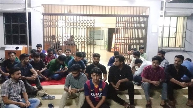 আবাসিক হলে আসন বরাদ্দ স্থগিত, হল গেটে অবস্থান চবি শিক্ষার্থীদের