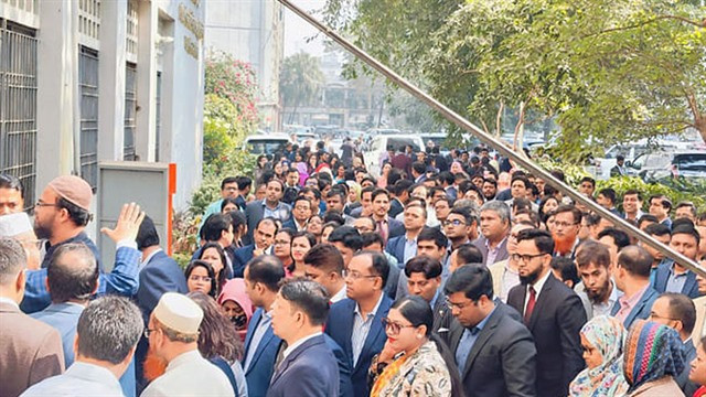 আন্দোলনে নামলেন ২৫ ক্যাডারের কর্মকর্তারা